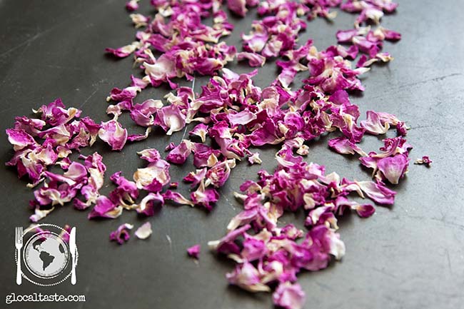 petali di rosa essiccatti